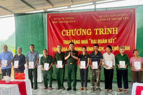 Học viện Quân y trao 'Nhà đại đoàn kết' và 'Ngôi nhà 100 đồng' tại Tuyên Quang