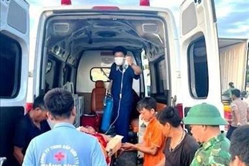 Biên phòng Quảng Bình cấp cứu ngư dân gặp nạn trên biển