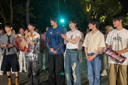 Hanbin cùng TEMPEST 'hóa racing boy', khuấy động khu vực phố đi bộ ở Hồ Gươm