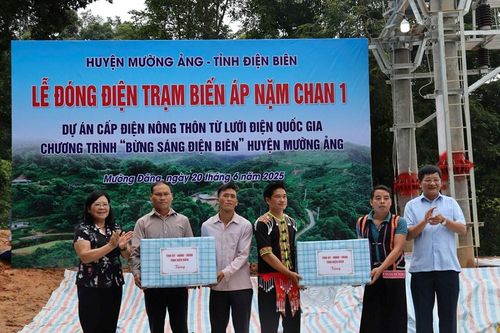 Đồng bào Mông ở Mường Đăng vui mừng đón điện lưới quốc gia