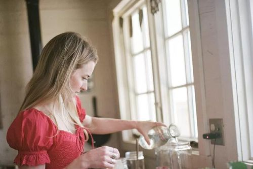 Từ bỏ chức danh Hoa hậu, cô gái Mỹ về bang Utah, gây dựng trang trại và làm 'bà nội trợ'