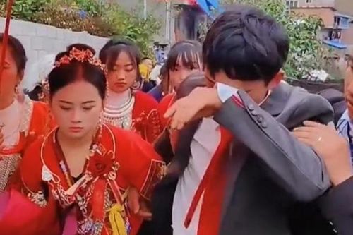 Chú rể bật khóc nức nở trong đám cưới, lý do gây bất ngờ