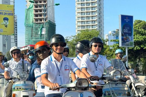 Hơn 200 xe Vespa cổ diễu hành trên đường phố Nha Trang