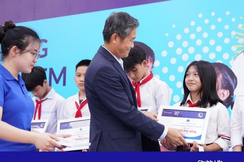 Trao tặng gần 2.000 học bổng và quà tặng, Chubb Life Việt Nam tiếp thêm động lực cho trẻ em hiếu học nhân Tháng Hành động vì trẻ em
