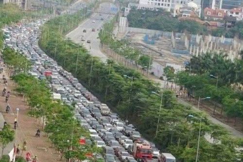 Ùn ứ trên 2 tuyến đường vừa dựng hàng rào cứng phân làn ô tô, xe máy tại Hà Nội