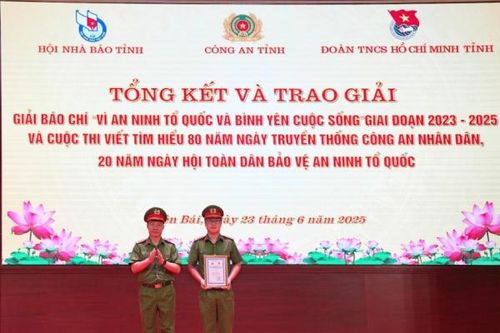 Trao giải Cuộc thi viết tìm hiểu 80 năm Ngày truyền thống CAND