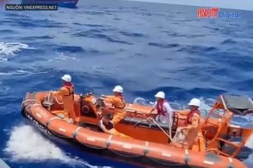 Cứu ngư dân đột quỵ giữa biển đảo Hoàng Sa