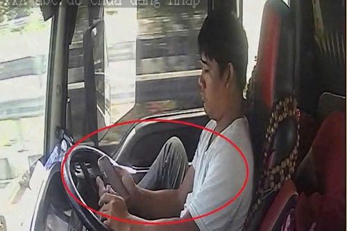 Xử lý tài xế 'lướt Tik Tok', lái xe bằng chân trên cao tốc
