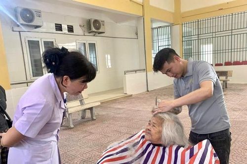 Cảm động chương trình cắt tóc miễn phí cho bệnh nhân