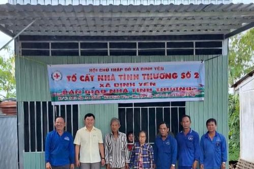 Bàn giao nhà tình thương cho đối tượng gặp khó khăn về nhà ở
