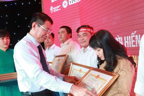 Tôn vinh người hiến máu tình nguyện và phát động chương trình Hành trình Đỏ
