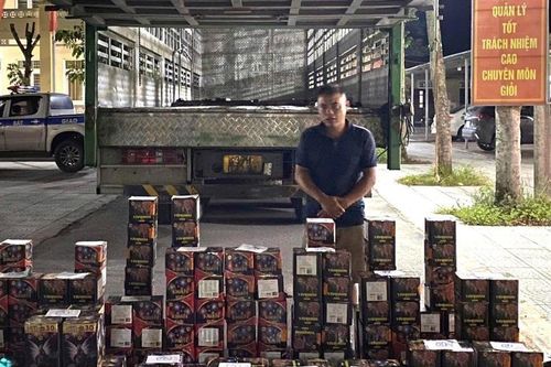 Bắt giữ đối tượng vận chuyển hàng trăm ký pháo hoa nổ