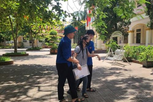 Được miễn thi do khuyết tật, nữ sinh vẫn quyết tham gia để thử sức
