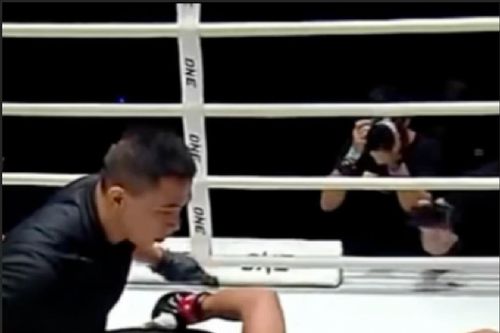 Võ sĩ tung 2 cú đấm 'sấm sét' hạ knock-out đối thủ
