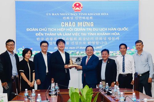 Phó Chủ tịch Thường trực UBND tỉnh Lê Hữu Hoàng làm việc với đoàn công tác của Hiệp hội Quản trị Du lịch Hàn Quốc