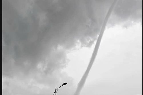 Bắc Ninh: vòi rồng xuất hiện sau mưa lớn, duy trì khoảng 15 phút