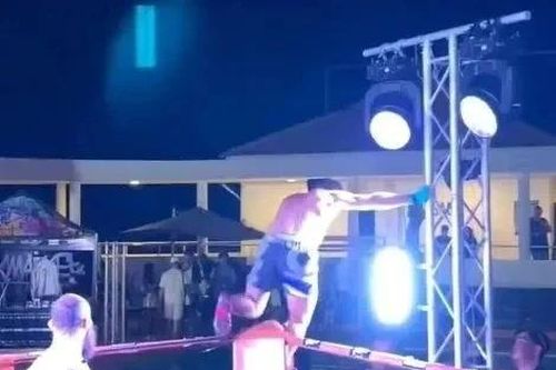 Võ sĩ Nga bị tai nạn chưa từng có, bất tỉnh trên sàn đấu