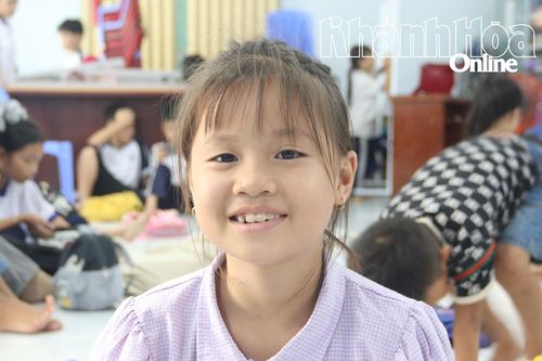 Cô bé mồ côi với ước mơ dạy tiếng Anh cho trẻ em khó khăn