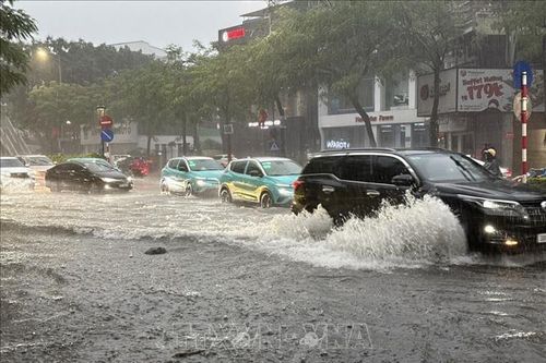 Hà Nội: Mưa lớn khiến nhiều điểm trên các tuyến đường bị ngập, gây ùn tắc cục bộ