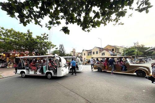 Đề xuất đặt biển báo 30km/h trên một số tuyến đường, tháo gỡ khó khăn cho xe điện ở Hội An