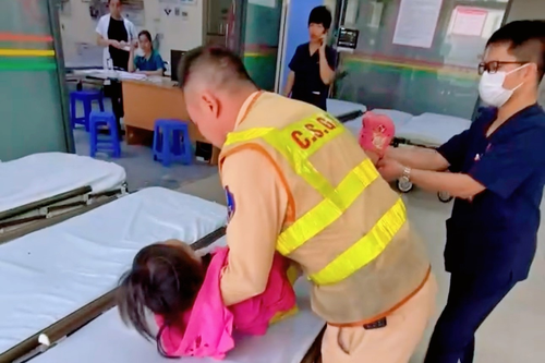 Cảnh sát giao thông Hà Nội hỗ trợ gia đình đi du lịch bằng xe máy gặp tai nạn trong mưa