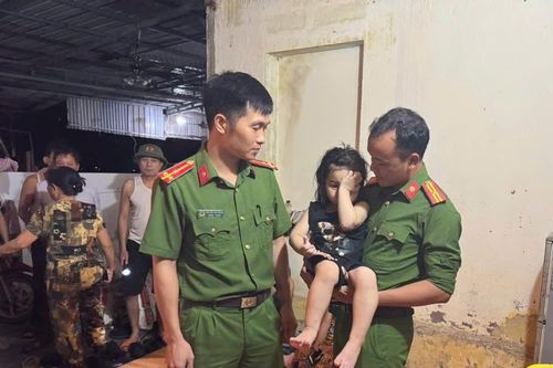 Công an xã tìm thấy cháu bé đi lạc giữa cánh đồng trong đêm