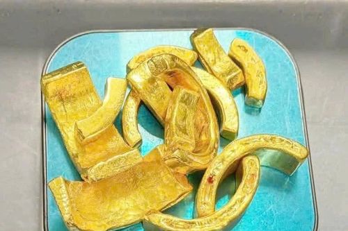 Gần 2kg kim loại giấu trong ống kính máy ảnh là vàng '9999'