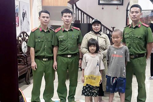 Đưa 2 cháu bé đi lạc về với gia đình