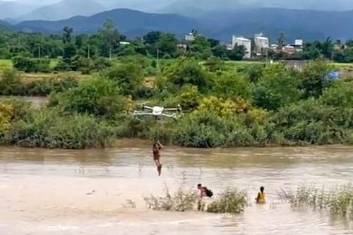 Giải cứu hai đứa trẻ mắc kẹt giữa dòng nước xiết