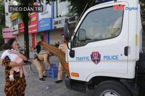 Đại úy CSGT dùng ô tô đặc chủng, kịp thời đưa cháu bé bị sốt cao đi cấp cứu