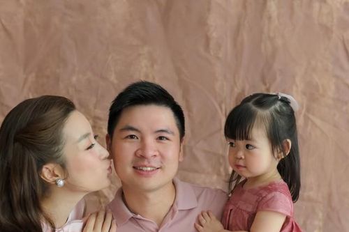 Ánh mắt 'phán xét' siêu đáng yêu của con gái Hoa hậu Đỗ Mỹ Linh dành cho bố mẹ