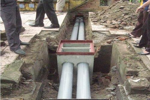 Nếu có cống thoát nước trước cửa nhà, gia chủ cần lưu ý gì để không ảnh hưởng đến sức khỏe