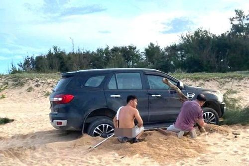 Xử phạt tài xế lái ôtô xuống bãi biển Đắk Lắk