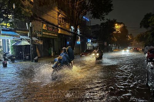Mưa dông lớn gây ngập sâu nhiều tuyến đường trung tâm Đà Nẵng