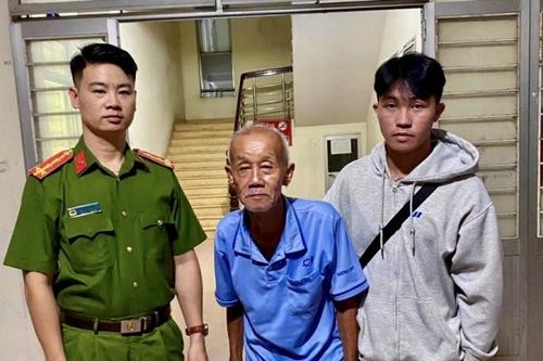 Công an xã chăm sóc cụ ông bị lẫn, đi lạc hơn 70km