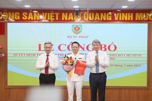 Thành lập cơ quan Thi hành án dân sự TPHCM và trao các quyết định nhân sự