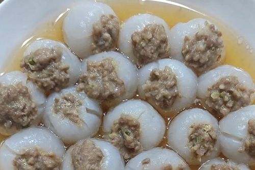 Vải nhồi thịt hấp gây bão mạng: Những ai ăn được món này?