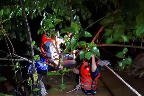 Người đàn ông thoát chết khi bị nước cuốn trôi gần 30m ở Đà Nẵng
