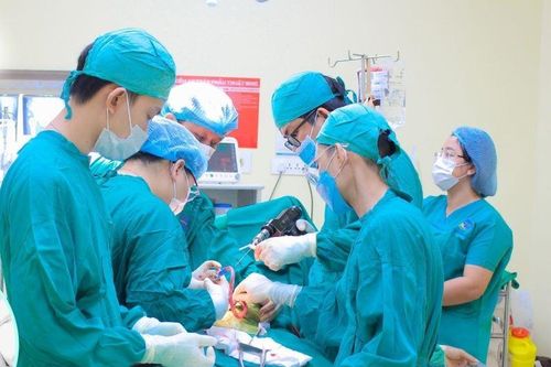 Gãy xương nguy kịch vì tự sửa mái nhà