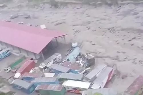 Nepal: Mưa lũ cuốn trôi 18 người, phá hủy cầu biên giới trọng yếu với Trung Quốc