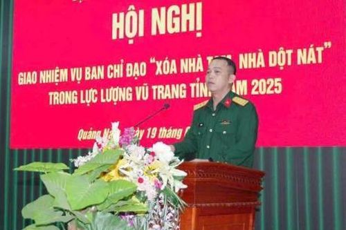 Thăng cấp bậc hàm Đại tá đối với Chỉ huy trưởng Bộ CHQS TP Đà Nẵng Trần Hữu Ích