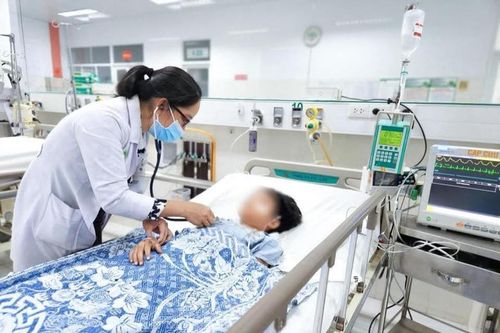 Bệnh nhi dập phổi sau vụ tai nạn trên cao tốc Vĩnh Hảo - Phan Thiết