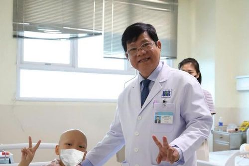 Bệnh nhi 5 tuổi mắc ung thư hiếm gặp được điều trị thành công