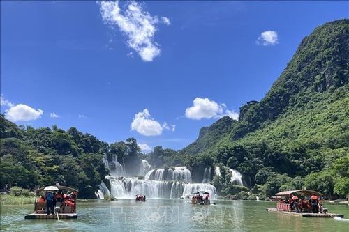Lượng khách du lịch đến Cao Bằng tăng gần 50%