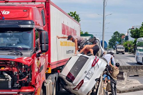 Tai nạn giao thông giữa ô tô và xe container, 3 người bị thương