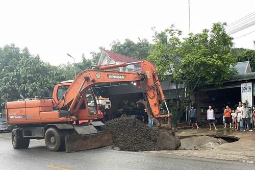 Sự cố hố sụt lún ven quốc lộ 12B ở xã Thượng Cốc đã được khắc phục