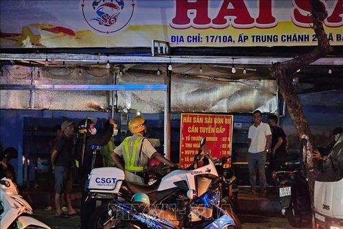 Nhóm người chống đối khi Cảnh sát giao thông đo nồng độ cồn ở xã Bà Điểm