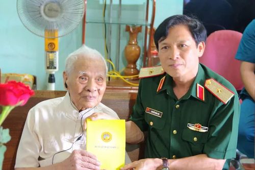 Bộ Tư lệnh Quân khu 2 thăm, tặng quà cán bộ tiền khởi nghĩa