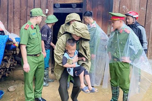 Công an phường Sa Pa giúp dân khắc phục hậu quả mưa lũ