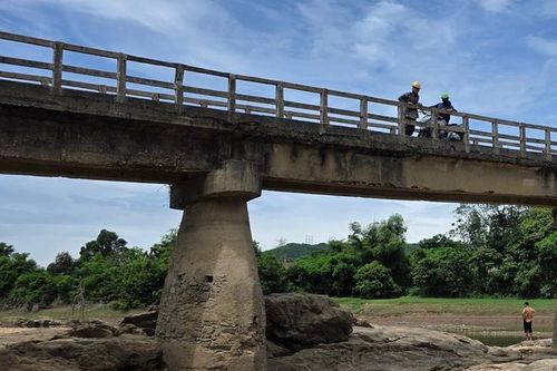 Người dân bất an khi lưu thông qua cây cầu hơn 30 năm tuổi xuống cấp nghiêm trọng